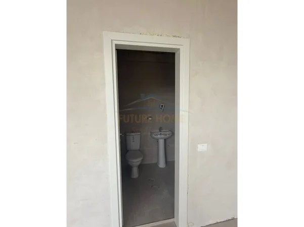 Tirane, jepet me qera apartament 1+1 Kati 0, 100 m² 1.800 € (Rruga Jordan Misja)