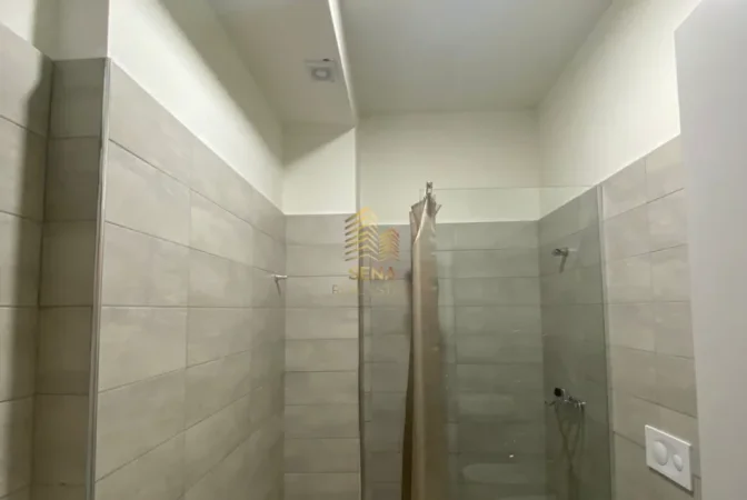 Tirane, jepet me qera apartament 1+1+Ballkon Kati 7, 70 m² 650 € (Shkolla e Kuqe)