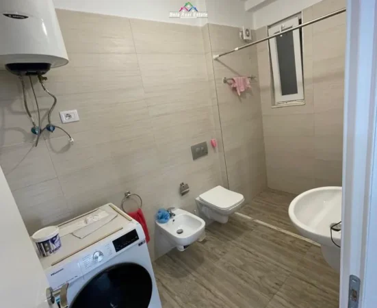 Tirane, jepet me qera apartament 1+1+Ballkon Kati 4, 70 m² 575 € (golden park)