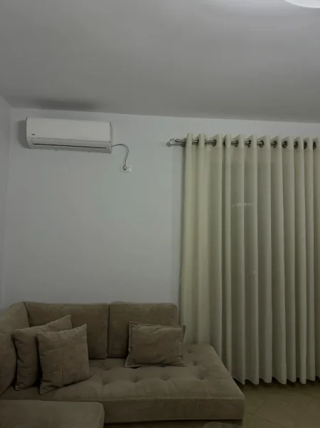 Tirane, jepet me qera apartament 1+1 Kati 3, 70 m² 520 € (Rruga Bill Klinton)