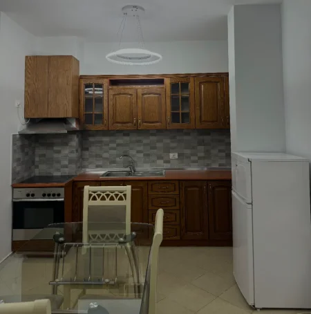 Tirane, jepet me qera apartament 1+1 Kati 3, 70 m² 520 € (Rruga Bill Klinton)