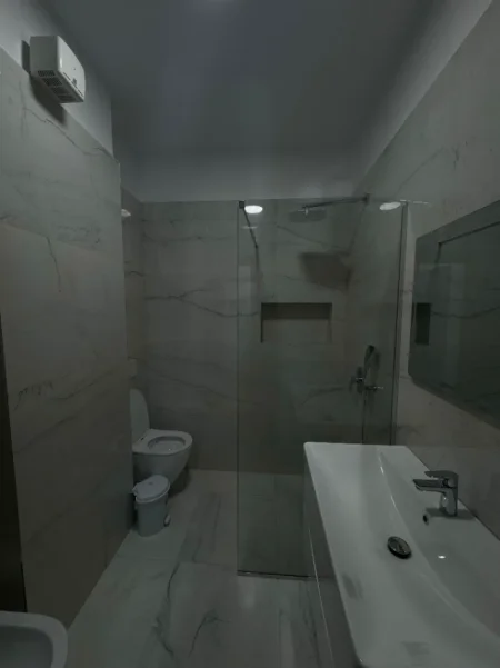 Tirane, jepet me qera apartament 1+1 Kati 3, 70 m² 520 € (Rruga Bill Klinton)