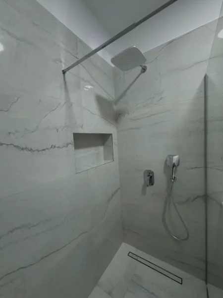 Tirane, jepet me qera apartament 1+1 Kati 3, 70 m² 520 € (Rruga Bill Klinton)