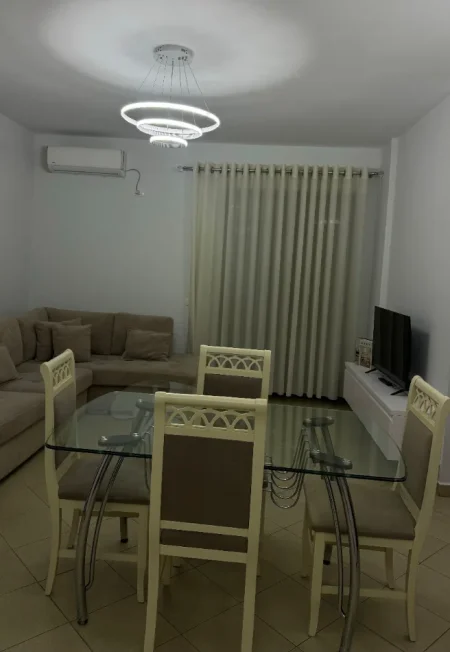 Tirane, jepet me qera apartament 1+1 Kati 3, 70 m² 520 € (Rruga Bill Klinton)
