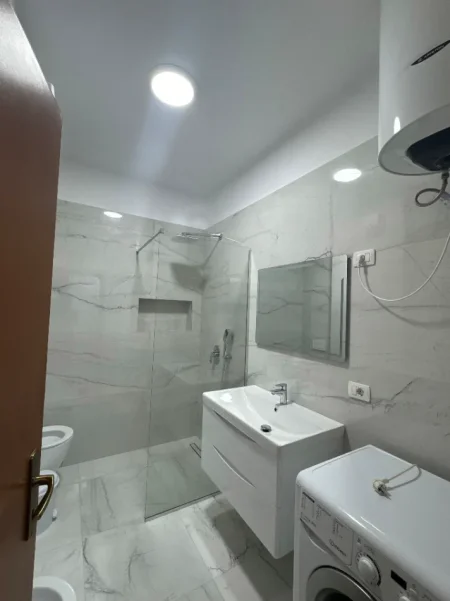 Tirane, jepet me qera apartament 1+1 Kati 3, 70 m² 520 € (Rruga Bill Klinton)