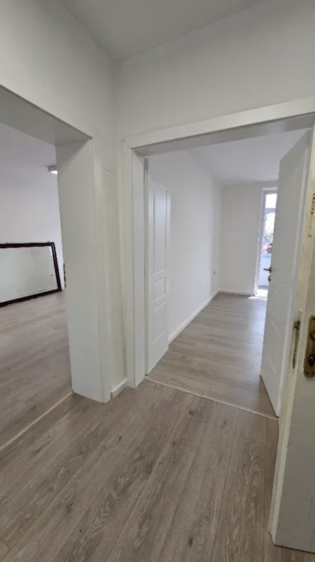 Tirane, jepet me qera apartament Kati 1, 64 m² 600 € (Rruga Muhmet Gjollesha)