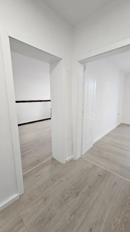 Tirane, jepet me qera apartament Kati 1, 64 m² 600 € (Rruga Muhmet Gjollesha)