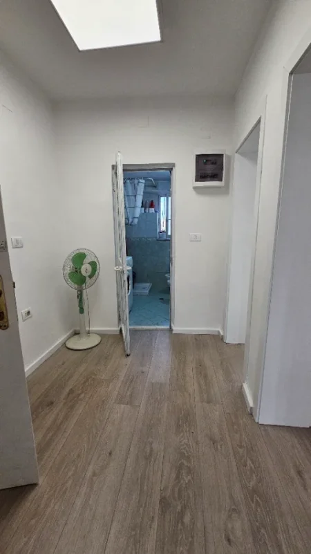 Tirane, jepet me qera apartament Kati 1, 64 m² 600 € (Rruga Muhmet Gjollesha)