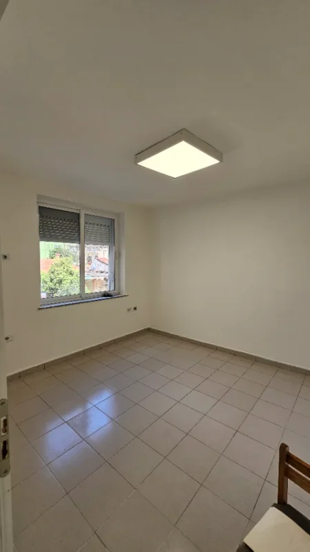 Tirane, jepet me qera apartament Kati 1, 64 m² 600 € (Rruga Muhmet Gjollesha)