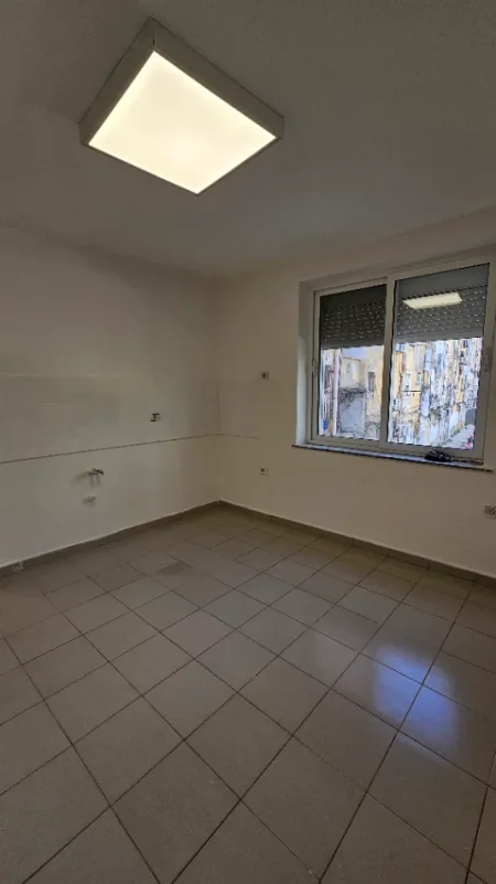 Tirane, jepet me qera apartament Kati 1, 64 m² 600 € (Rruga Muhmet Gjollesha)