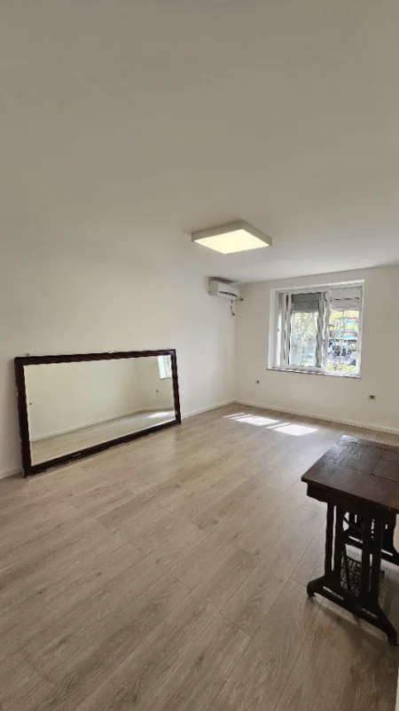Tirane, jepet me qera apartament Kati 1, 64 m² 600 € (Rruga Muhmet Gjollesha)
