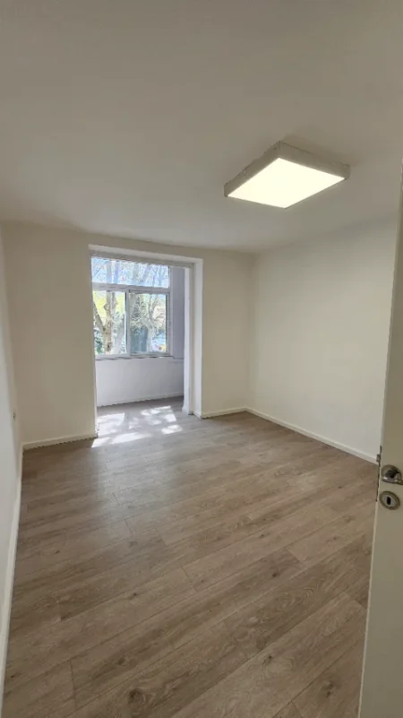 Tirane, jepet me qera apartament Kati 1, 64 m² 600 € (Rruga Muhmet Gjollesha)