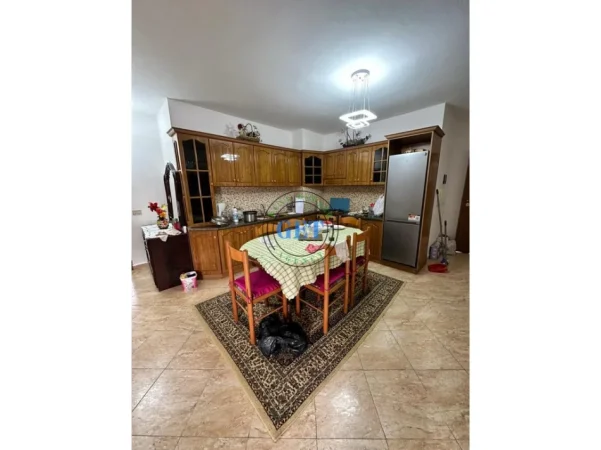 jepet me qera apartament 1+1 Kati 6, 60 m² 350 € (pranë Shkollës “Bajram Curri”)