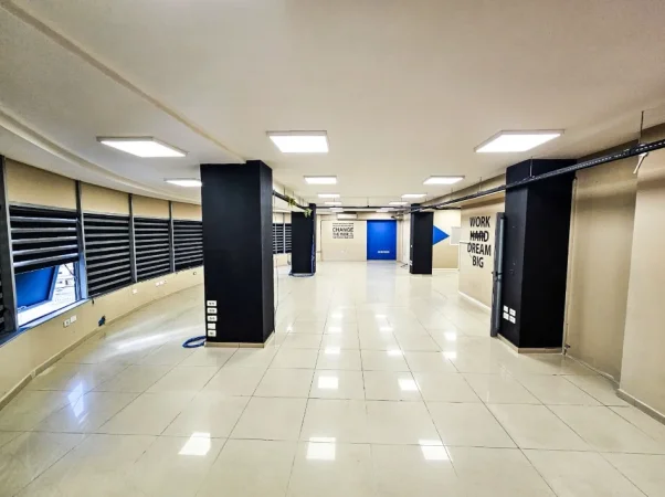 Shqiperi, jepet me qera zyre Kati 5, 300 m² 3.000 € (rruga e dibres)