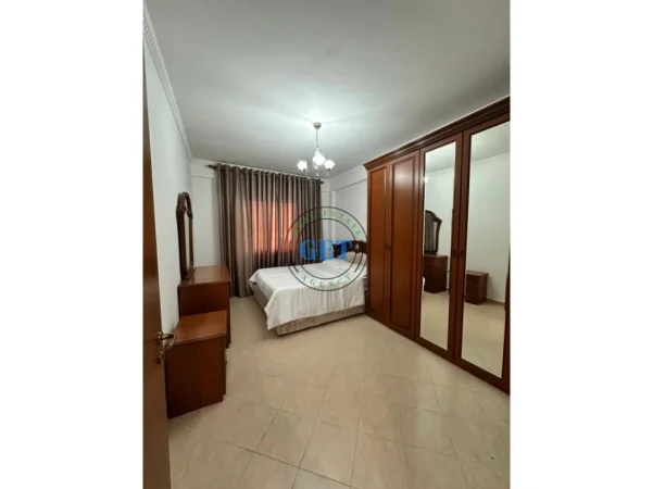 Durres, jepet me qera apartament 2+1 Kati 8, 80 m² 420 € (pranë Shkollës “Bajram Curri”)
