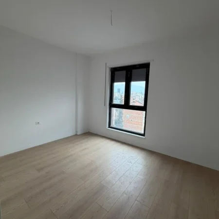 Tirane, shitet apartament 2+1+Ballkon , 97 m² 299.400 € (Komuna e Parisit)