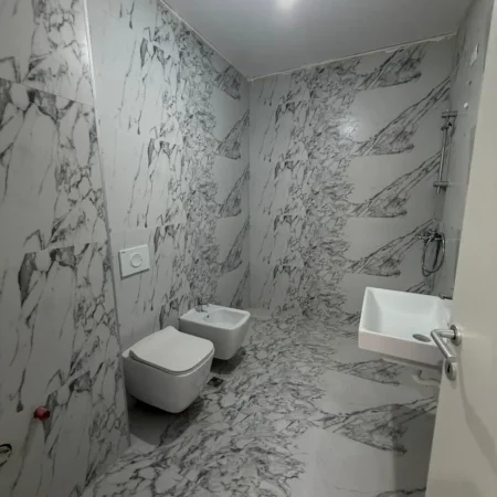 Tirane, shitet apartament 2+1+Ballkon , 97 m² 299.400 € (Komuna e Parisit)