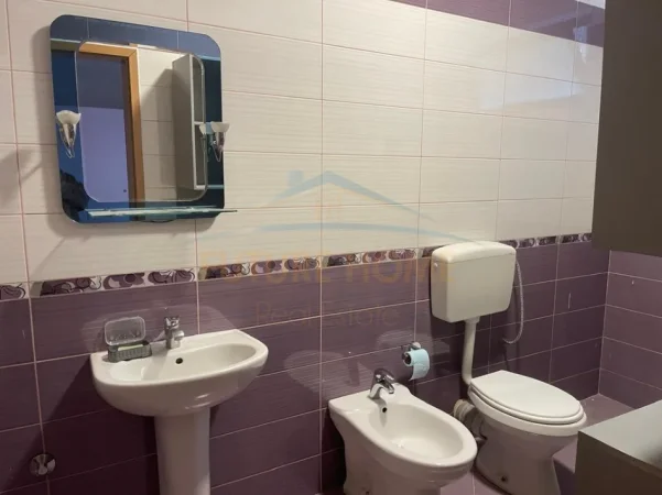Tirane, jepet me qera apartament 2+1 Kati 1, 140 m² 650 € (SHKOLLA E KUQE)