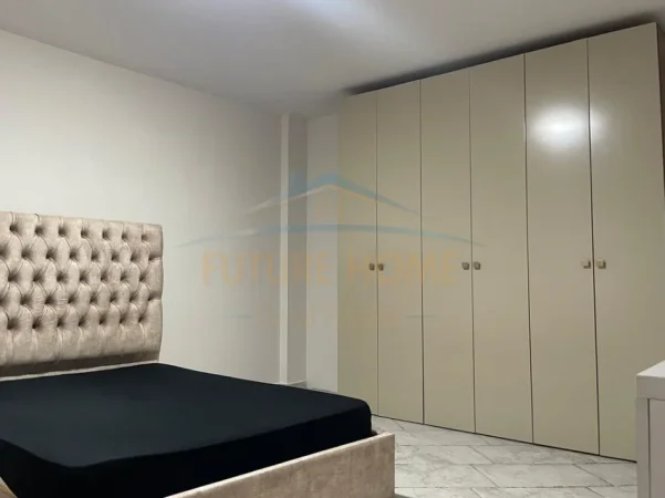 Tirane, jepet me qera apartament 2+1 Kati 1, 140 m² 650 € (SHKOLLA E KUQE)