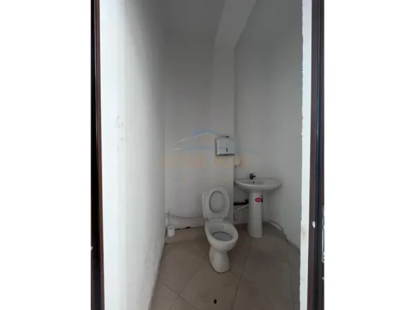 Tirane, jepet me qera apartament 1+1 Kati 1, 103 m² 1.100 € (Pranë kryqëzimit të 21 Dhjetorit)