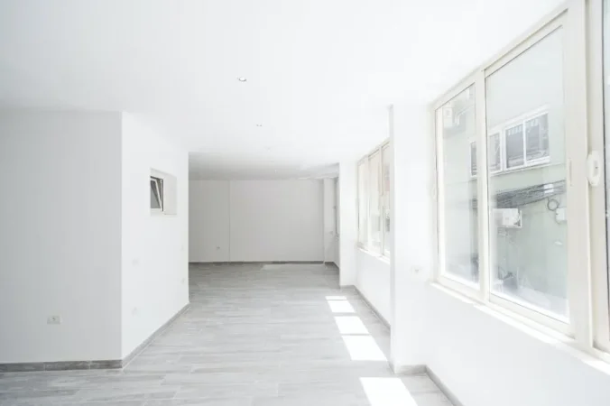 Tirane, jepet me qera zyre Kati 1, 115 m² 1.200 € (BLLOK)