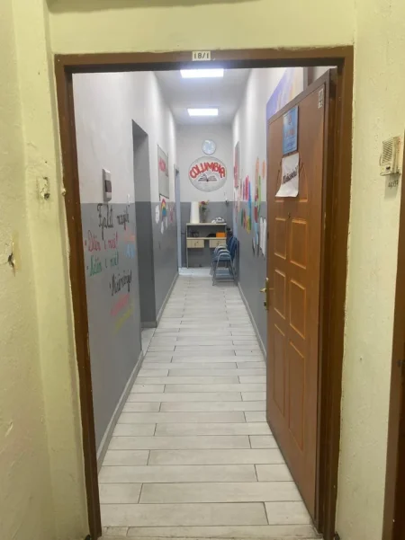 Tirane, jepet me qera zyre Kati 3, 100 m² 850 € (Sheshi Wilson ,rrugica e LSI)