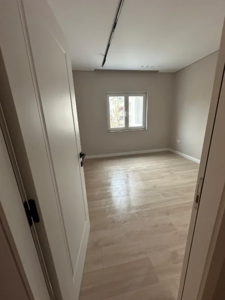 Tirane, jepet me qera zyre Kati 2, 110 m² 850 € (DON BOSKO)