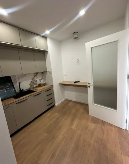 Tirane, jepet me qera zyre , 67 m² 1.100 € 