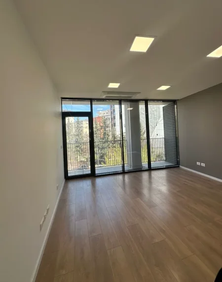 Tirane, jepet me qera zyre , 67 m² 1.100 € 
