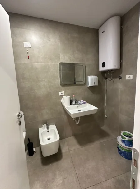 Tirane, jepet me qera zyre , 67 m² 1.100 € 