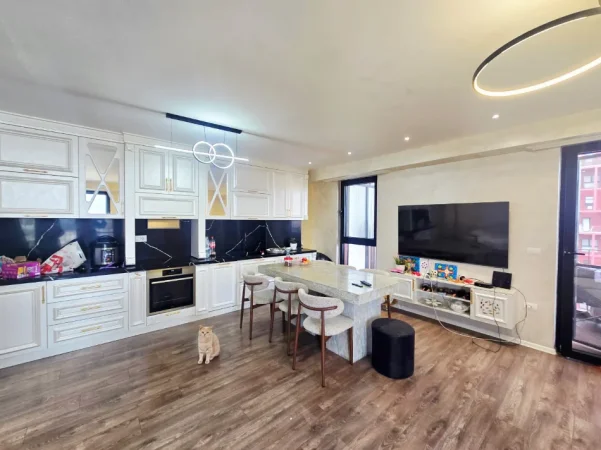 Tirane, shitet apartament 3+1 , 200 m² (rruga kavajes)