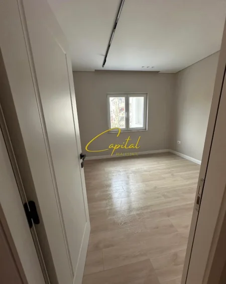 Tirane, jepet me qera zyre Kati 3, 105 m² 850 € (DON BOSKO)