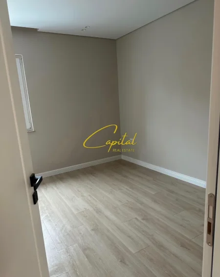 Tirane, jepet me qera zyre Kati 3, 105 m² 850 € (DON BOSKO)