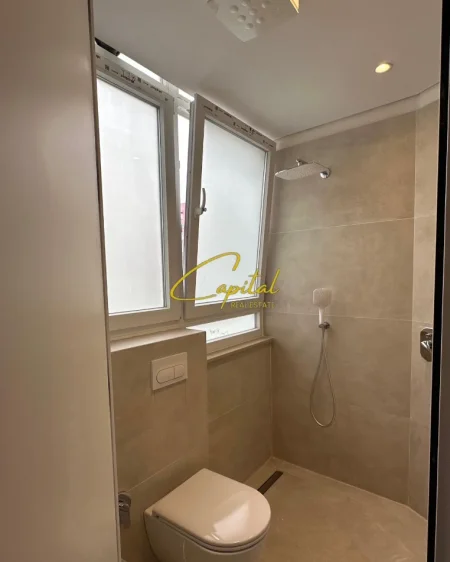 Tirane, jepet me qera zyre Kati 3, 105 m² 850 € (DON BOSKO)