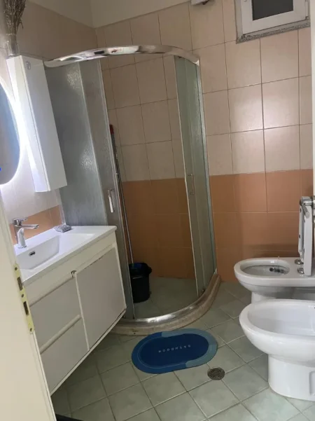 Tirane, jepet me qera apartament 1+1 Kati 4, 70 m² 450 € (astir)