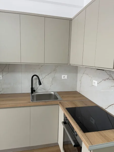 Tirane, jepet me qera apartament 1+1 Kati 3, 55 m² 450 € (ALI DEMI)