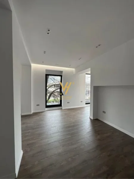 Tirane, jepet me qera ambjent biznesi Kati 1, 76 m² 2.000 € (QENDER)