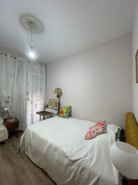 Tirane, jepet me qera apartament 2+1+Ballkon Kati 4, 80 m² 800 € (Rruga e kosovareve)