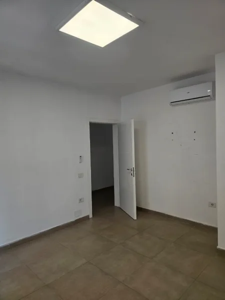 Tirane, jepet me qera zyre , 74 m² 1.200 € (rruga elbasanit)