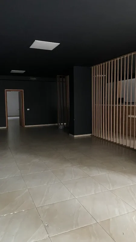 Tirane, jepet me qera ambjent biznesi Kati 0, 237 m² 1.300 € 
