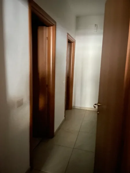 Tirane, jepet me qera ambjent biznesi Kati 0, 237 m² 1.300 € 