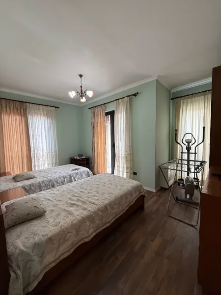 Tirane, jepet me qera apartament 3+1+Ballkon , 150 m² 1.800 € (Qender, Rruga e Kavajes)