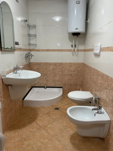 Tirane, jepet me qera apartament 2+1+Ballkon Kati 4, 650 € 