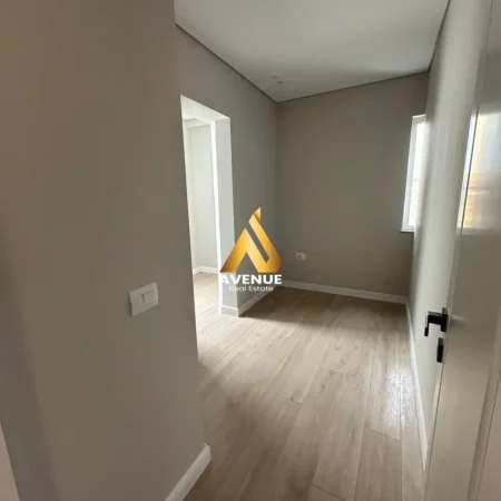 Tirane, jepet me qera apartament 2+1 Kati 3, 105 m² 850 € 