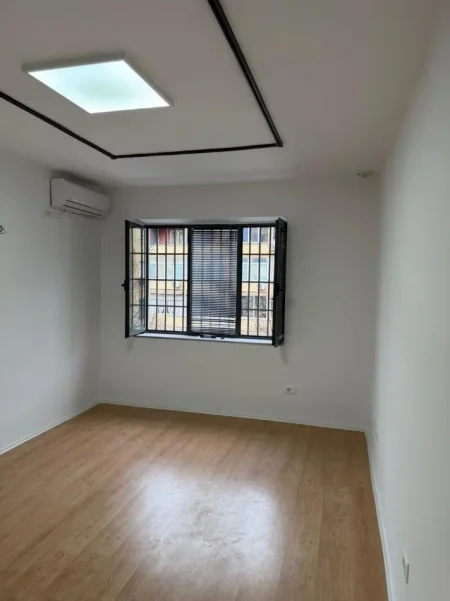 Tirane, jepet me qera zyre Kati 2, 59 m² 650 € (Rruga e Durresit)