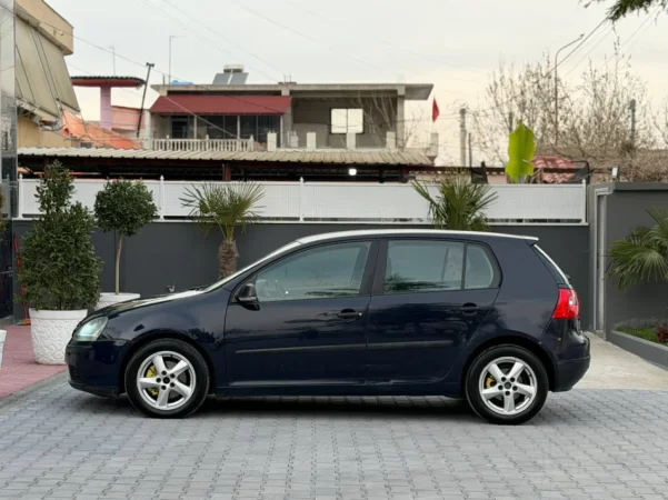 Fier, shes makine VW GOLF 5-1.9 DIESEL TDI-MANUAL-LETRAT PAGUARA -069 44 00 305 Nafte, blu e errët manuale Kondicioner 295.000 km 2.600 €