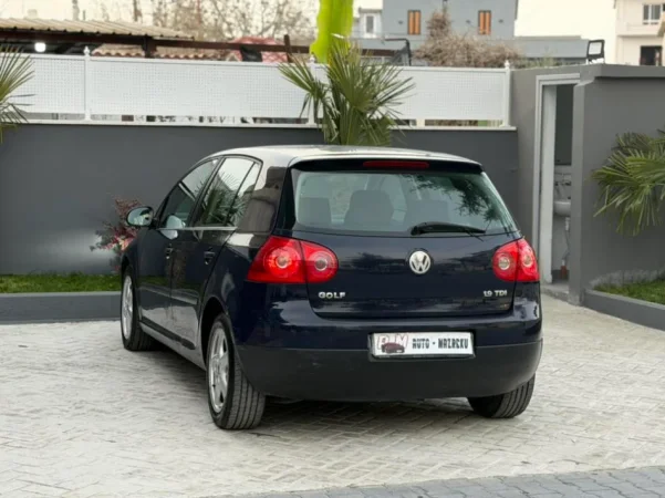 Fier, shes makine VW GOLF 5-1.9 DIESEL TDI-MANUAL-LETRAT PAGUARA -069 44 00 305 Nafte, blu e errët manuale Kondicioner 295.000 km 2.600 €