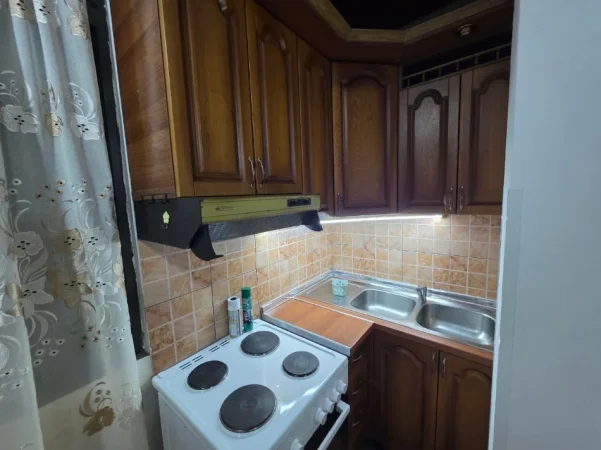 Tirane, jepet me qera apartament 1+1 Kati 3, 75 m² 400 € (Varri i Bamit)