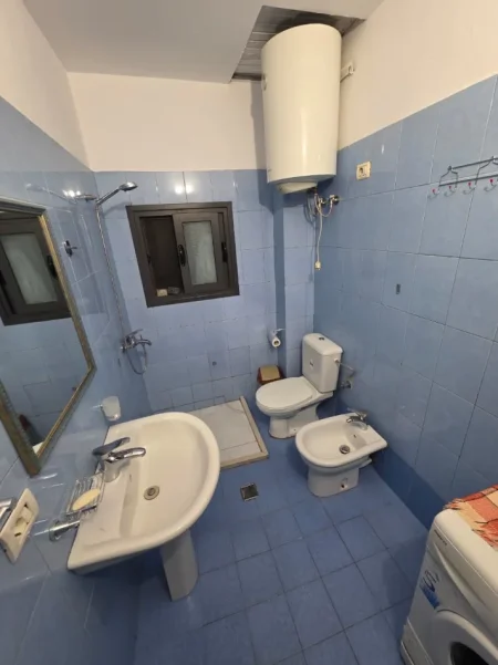 Tirane, jepet me qera apartament 1+1 Kati 3, 75 m² 400 € (Varri i Bamit)