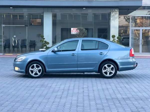 Fier, shes makine SKODA OCTAVIA-1.6 DIESEL TDI-2011-AUTOMATIK Nafte, blu automatik Klima 250.000 km 5.500 €